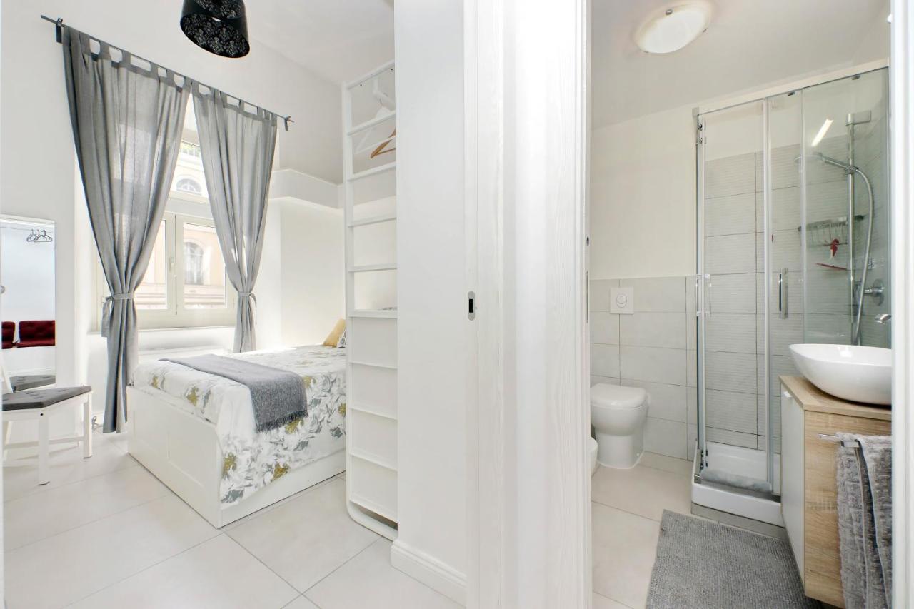 Castro Pretorio Suite -1St Floor Of Historic Mansion With Lift, Comfortable, Baby Friendly, Bike Parking, Most Quiet And Guarded Area In Front Of Officers Headquarters 5 Minutes Walk From Termini Railway & Metro Station - Genuine Guest Care In 4 Lang Esterno foto