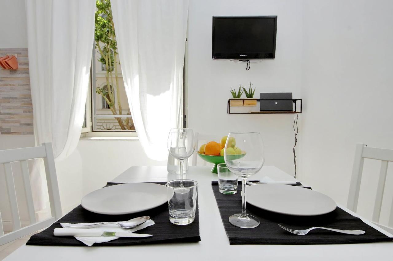 Castro Pretorio Suite -1St Floor Of Historic Mansion With Lift, Comfortable, Baby Friendly, Bike Parking, Most Quiet And Guarded Area In Front Of Officers Headquarters 5 Minutes Walk From Termini Railway & Metro Station - Genuine Guest Care In 4 Lang Esterno foto