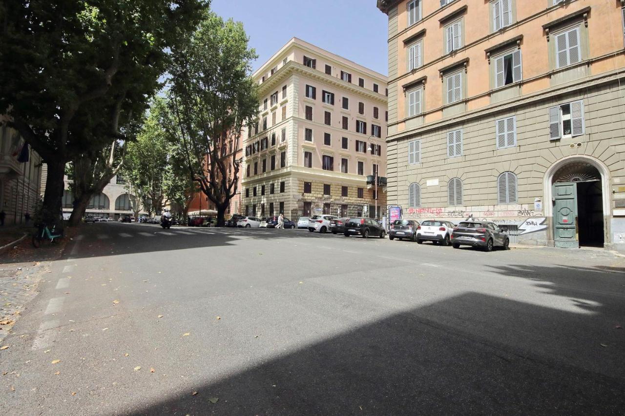 Castro Pretorio Suite -1St Floor Of Historic Mansion With Lift, Comfortable, Baby Friendly, Bike Parking, Most Quiet And Guarded Area In Front Of Officers Headquarters 5 Minutes Walk From Termini Railway & Metro Station - Genuine Guest Care In 4 Lang Esterno foto