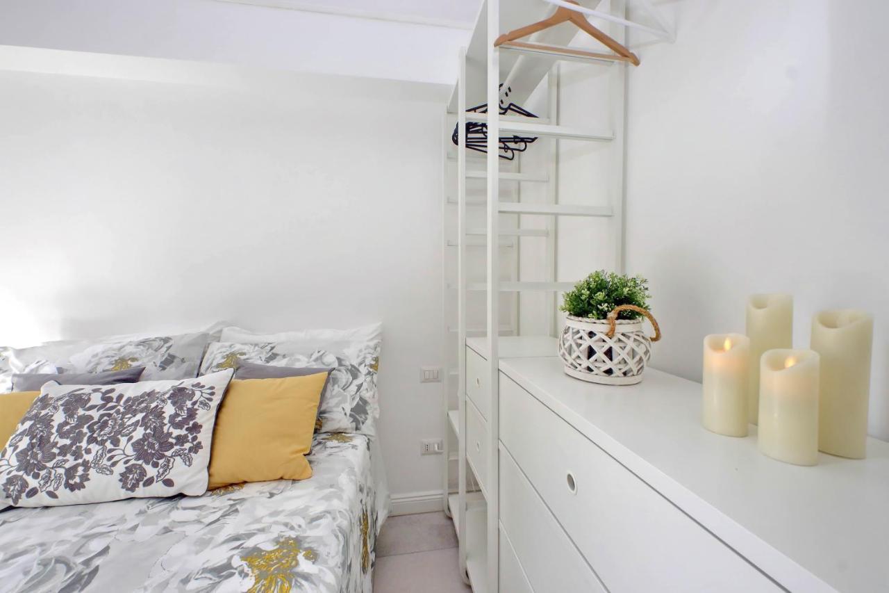 Castro Pretorio Suite -1St Floor Of Historic Mansion With Lift, Comfortable, Baby Friendly, Bike Parking, Most Quiet And Guarded Area In Front Of Officers Headquarters 5 Minutes Walk From Termini Railway & Metro Station - Genuine Guest Care In 4 Lang Esterno foto
