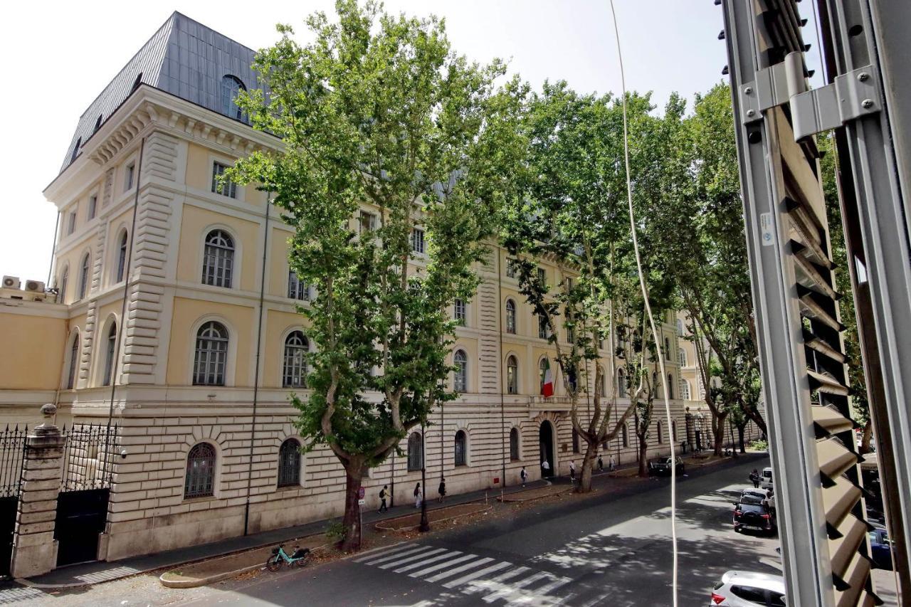 Castro Pretorio Suite -1St Floor Of Historic Mansion With Lift, Comfortable, Baby Friendly, Bike Parking, Most Quiet And Guarded Area In Front Of Officers Headquarters 5 Minutes Walk From Termini Railway & Metro Station - Genuine Guest Care In 4 Lang Esterno foto