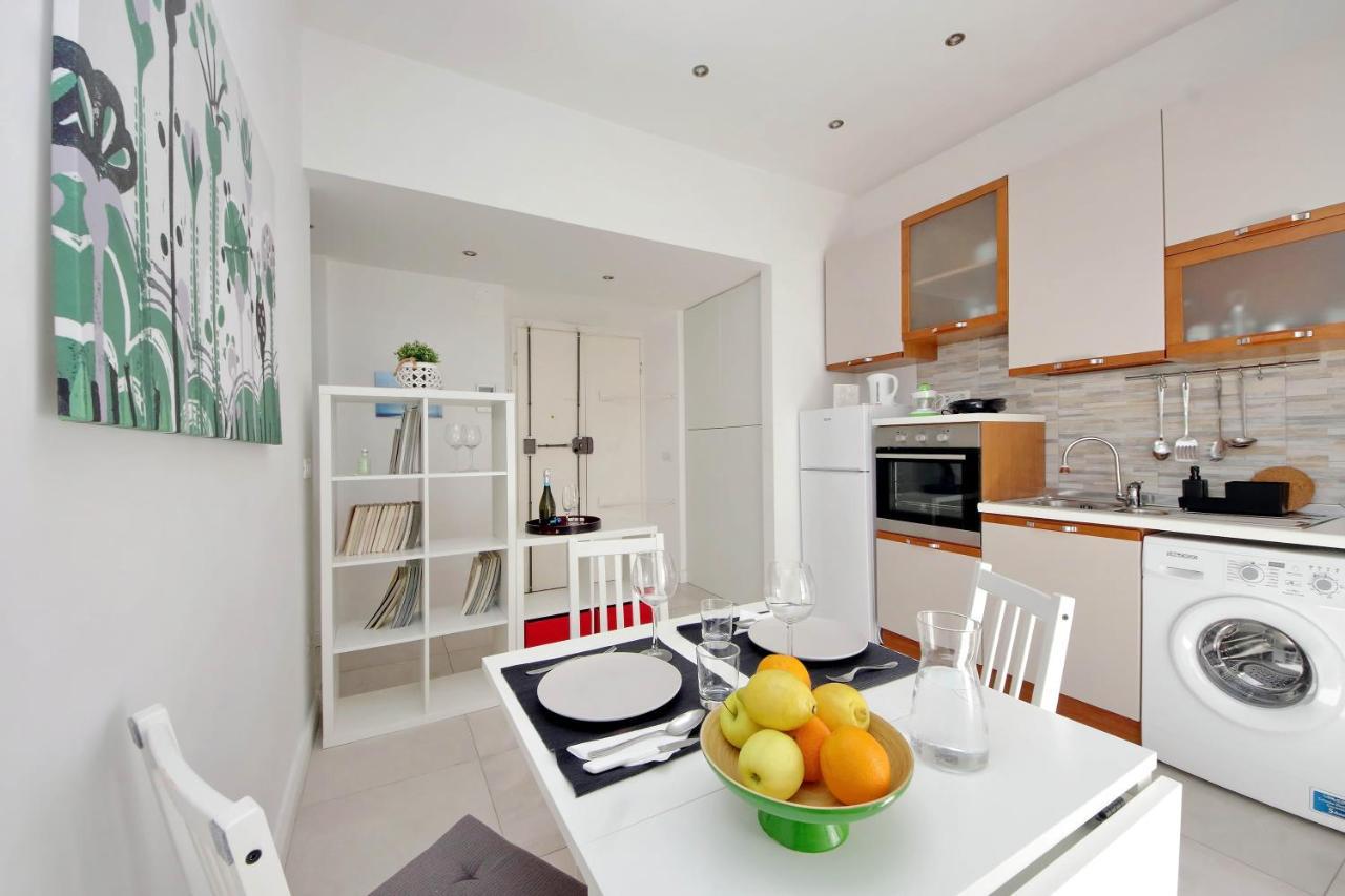 Castro Pretorio Suite -1St Floor Of Historic Mansion With Lift, Comfortable, Baby Friendly, Bike Parking, Most Quiet And Guarded Area In Front Of Officers Headquarters 5 Minutes Walk From Termini Railway & Metro Station - Genuine Guest Care In 4 Lang Esterno foto