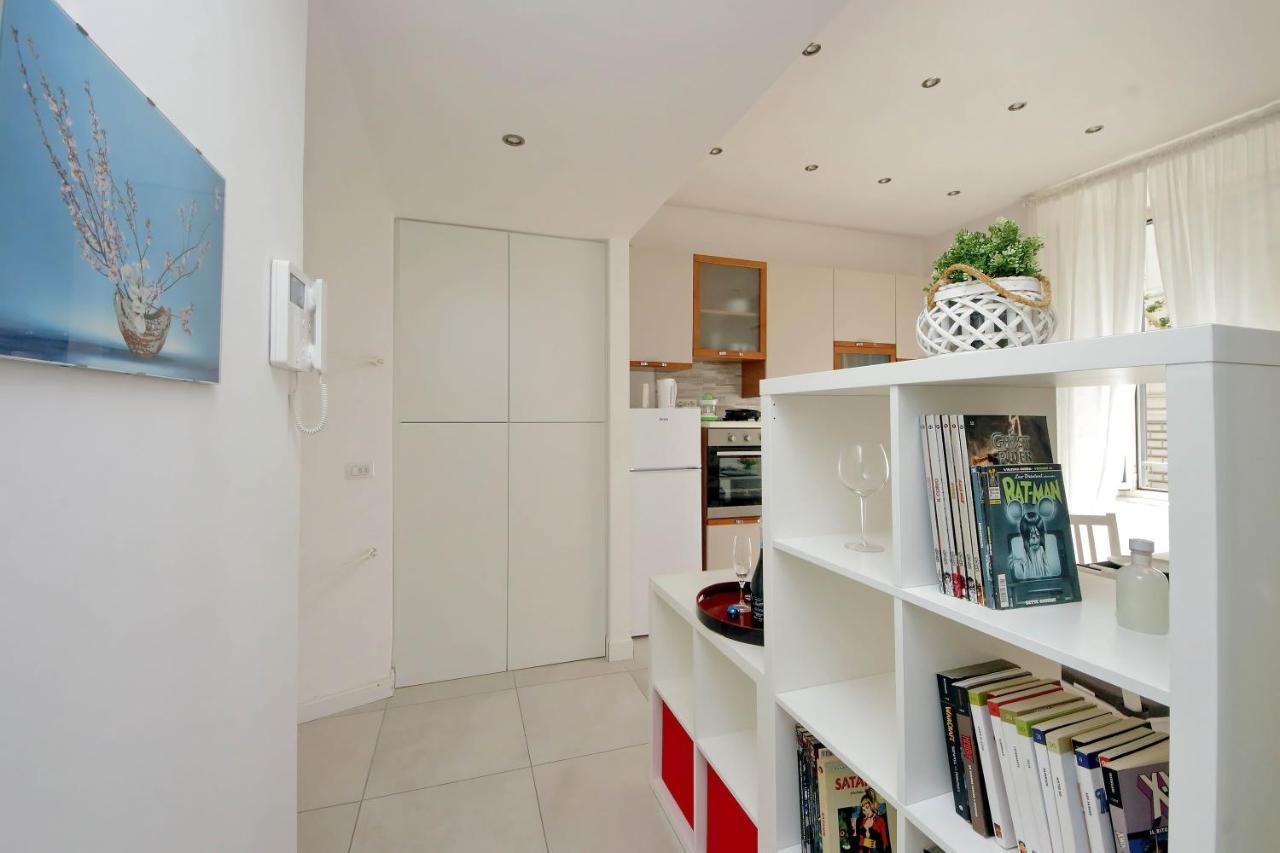 Castro Pretorio Suite -1St Floor Of Historic Mansion With Lift, Comfortable, Baby Friendly, Bike Parking, Most Quiet And Guarded Area In Front Of Officers Headquarters 5 Minutes Walk From Termini Railway & Metro Station - Genuine Guest Care In 4 Lang Esterno foto