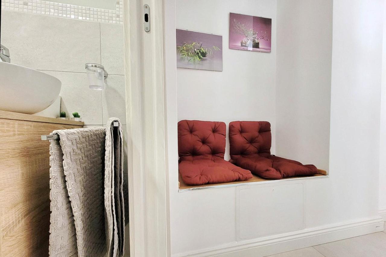 Castro Pretorio Suite -1St Floor Of Historic Mansion With Lift, Comfortable, Baby Friendly, Bike Parking, Most Quiet And Guarded Area In Front Of Officers Headquarters 5 Minutes Walk From Termini Railway & Metro Station - Genuine Guest Care In 4 Lang Esterno foto